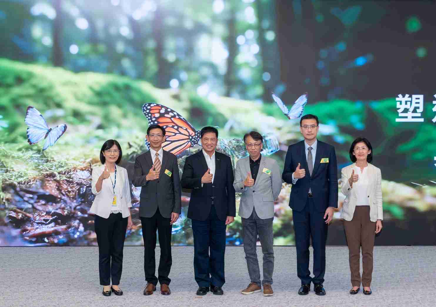 友達2023 CSR共榮大會，，，邀請領域專家分享交流生物多樣性管理趨勢、、無塑產品、、、海廢永續塑料等議題  （圖左到右：友達光電永續長古秀華、、、3M台灣技術長陳君杰、、友達光電董事長暨集團策略長彭双浪、、、、光寶科技企業永續發展處處長陳慶暉、、、安永聯合會計師事務所執業會計師曾于哲、、、友達光電供應鏈總部副總經理吳宜芳）