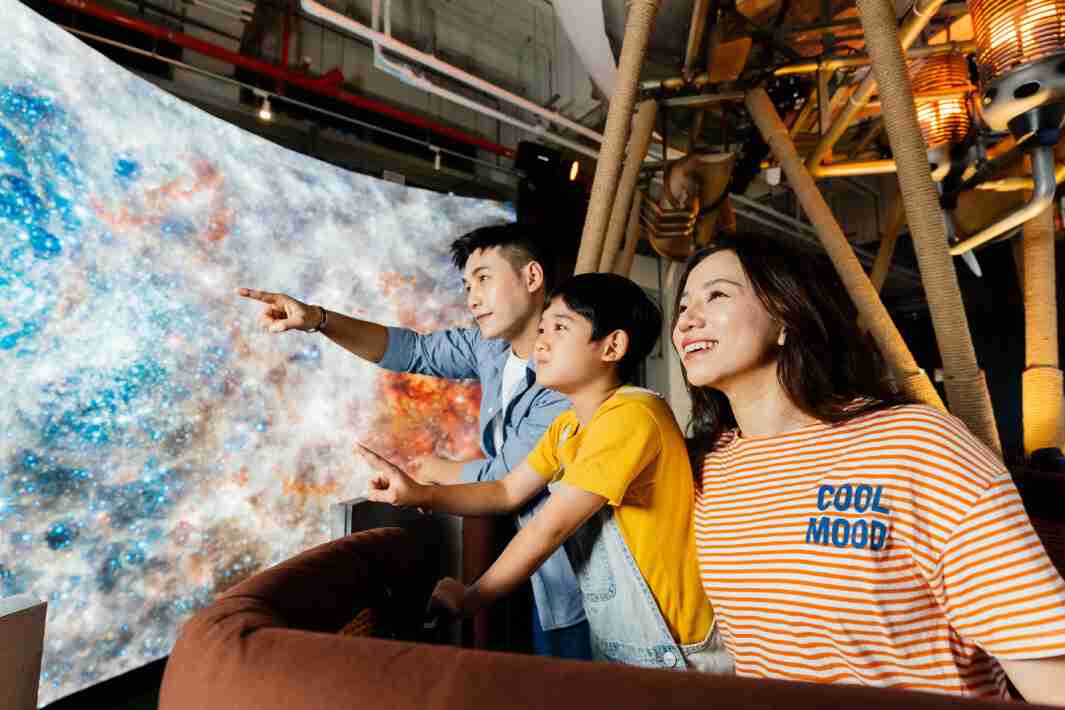 牛牛游戏打造全台最大宽6公尺、、高4公尺、、、、唯一搭载LED弧形拼接显示屏的动感飞行船，，，，让乘客驻足在热气球上，，享受身历其境的伪出国旅游乐趣