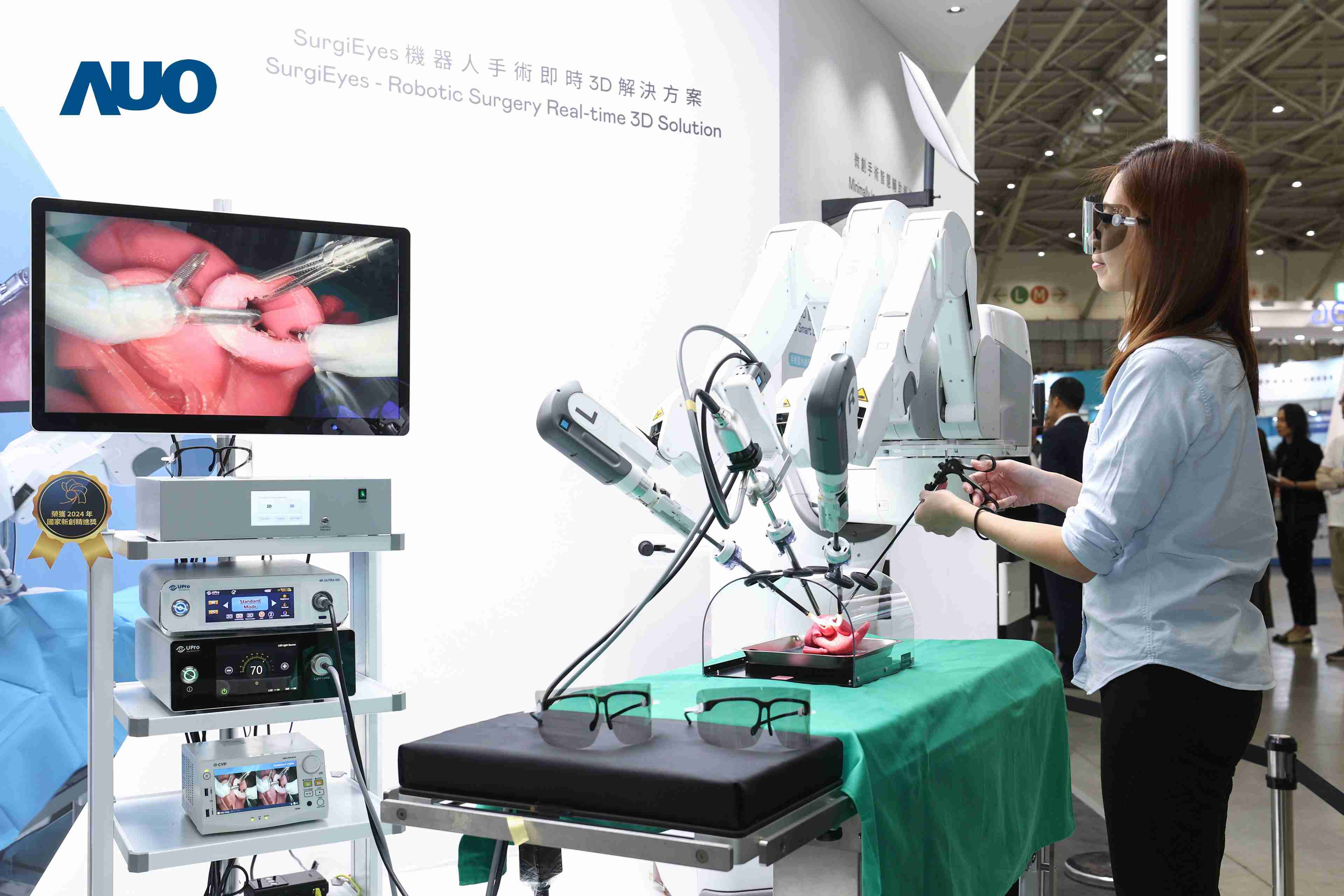 达擎以领先的3D显示技术推出〝SurgiEyes机器人手术实时3D解决方案〞，，，，整合先进3D图像处理与独家3D垂直宽视角、、、、广色域的显示技术，，手术团队可实时同步主刀医师视角看到清晰3D影像，，，，提升沟通效率与安全性。。。。